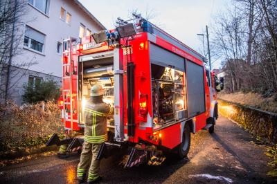 Esslingen-Hohenkreuz: Muelltonne an Gebaeude brennt - Nachbarn verhindern schlimmeres
